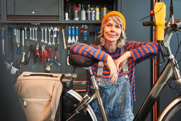 Μια Χαμογελαστή Γυναίκα Τεχνικός Ποζάρει Ποδήλατο Στο Μαγαζί Πουλάει Ηρεμία — Φωτογραφία Αρχείου