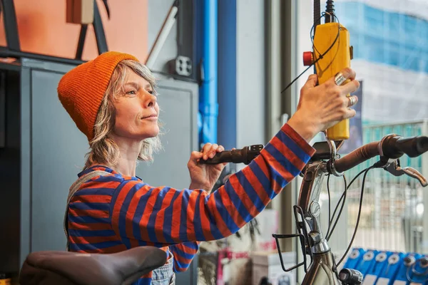 Hermosa Mujer Mecánica Adulta Disfrutando Mientras Repara Bicicletas Taller Mujer — Foto de Stock