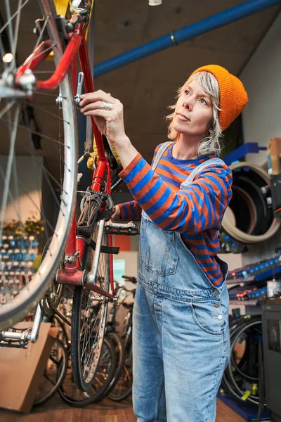 Verticaal Zicht Jeans Overalls Vrouw Die Werkt Een Fiets Reparatiewerkplaats — Stockfoto
