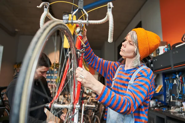 Χαμογελαστή Γυναίκα Μηχανικός Ποδήλατο Επισκευή Ποδήλατο Στο Εργαστήριο Νεαρή Γυναίκα — Φωτογραφία Αρχείου