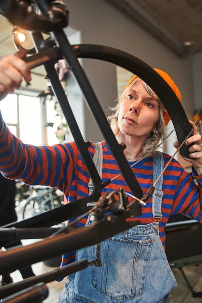 Κάθετη Άποψη Του Θηλυκό Ποδήλατο Μηχανικός Στερέωση Ποδήλατο Και Τον — Φωτογραφία Αρχείου