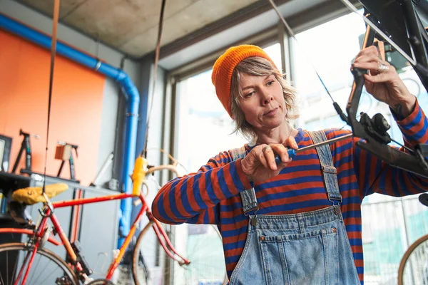Sonriente Mecánica Bicicleta Femenina Reparando Bicicleta Taller Mujer Joven Que — Foto de Stock