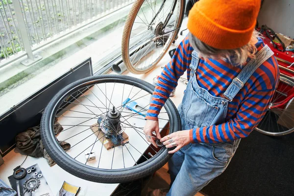 Vacker Vuxen Kvinnlig Mekaniker Njuter Samtidigt Reparera Cykel Hjul Verkstad — Stockfoto