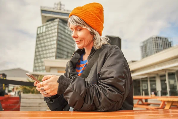 Siwe Włosy Kobieta Pomocą Smartfona Kawiarni Ulicznej Podczas Sprawdzania Wiadomości — Zdjęcie stockowe