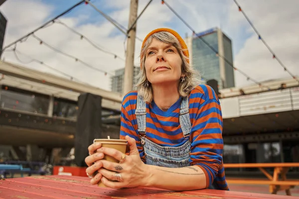 Mulher Caucasiana Adulta Feliz Sorrindo Sentada Café Rua Enquanto Passa — Fotografia de Stock