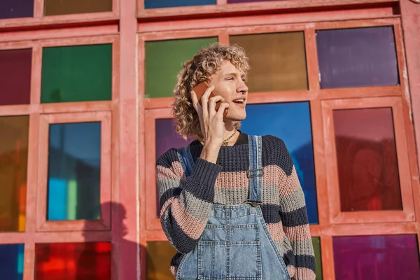 Curly Fashionabla Tonåring Ringer Mobiltelefon Och Tittar Avståndet När Går — Stockfoto