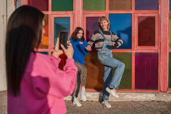 Смешные Друзья Подростки Танцуют Современной Улице Время Девушка Фотографирует Мобильный — стоковое фото