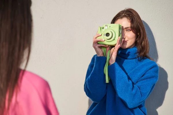 Χαριτωμένο Έφηβος Γυναίκα Κρατώντας Πράσινη Κάμερα Και Γυρίσματα Καλύτερος Φίλος — Φωτογραφία Αρχείου