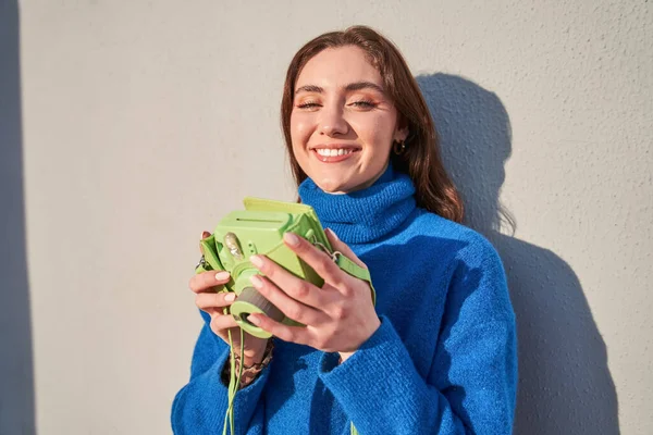 Gelukkige Tiener Vrouw Met Groene Camera Poseren Met Een Tand — Stockfoto