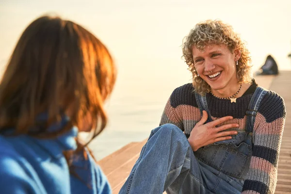 Nevető Ember Igazi Érzelmeket Mutat Miközben Barátnőjével Beszél Napfényes Mólón — Stock Fotó