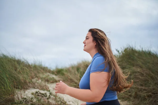 Kasvetli Bir Sabahta Kumlu Deniz Kıyısında Koşan Genç Vücutlu Pozitif — Stok fotoğraf