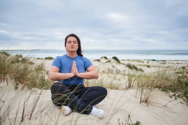 Ayrıca Sabahları Okyanus Kenarında Meditasyon Yapan Temiz Havada Yoga Yapan — Stok fotoğraf
