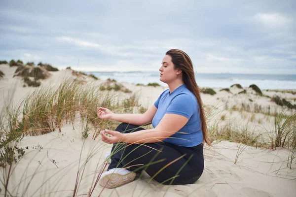 Vücut Pozitifliği Olan Bir Kadın Sabahları Kasvetli Sahilde Meditasyon Yapıyor — Stok fotoğraf