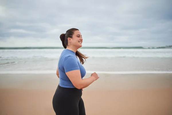 Kasvetli Bir Sabahta Kumlu Sahilde Koşan Motivasyonlu Sporcu Kadın Tek — Stok fotoğraf