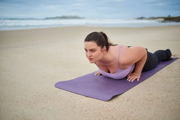 Enthusiastische Size Frau Die Wolkenverhangenen Strand Pose Hält Und Sport — Stockfoto