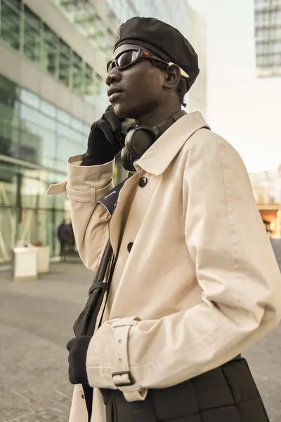 Homme Multiracial Attendant Quelqu Tout Bavardant Sur Smartphone Dans Rue — Photo