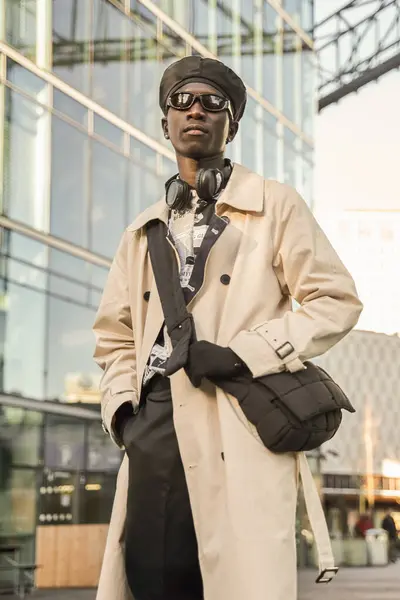 穿着时髦服装的多种族男子独行街头建筑风格的全景 — 图库照片
