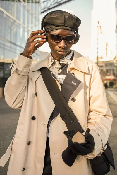 Hombre Serio Piel Oscura Con Auriculares Ropa Moda Que Enciende — Foto de Stock