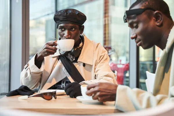 Hombre Multiracial Amigo Bebiendo Café Con Apetito Mientras Descansa Cafetería — Foto de Stock