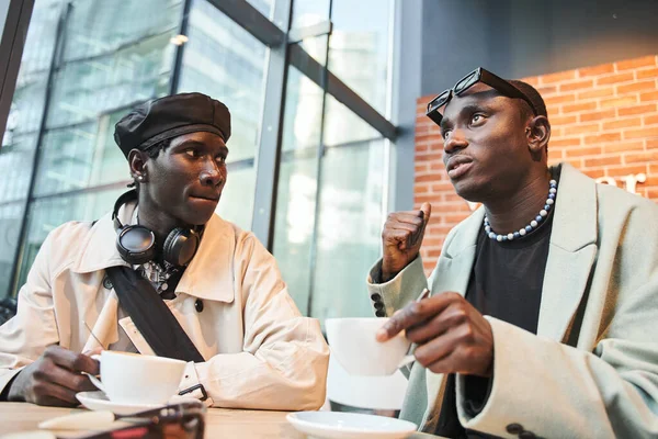 Dos Hermanos Multirraciales Sentados Mesa Café Hablando Durante Taza Café — Foto de Stock