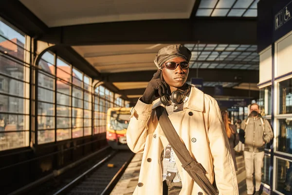 Hombre Multiracial Esperando Alguien Estación Tren Mientras Llama Smartphone Concepto — Foto de Stock