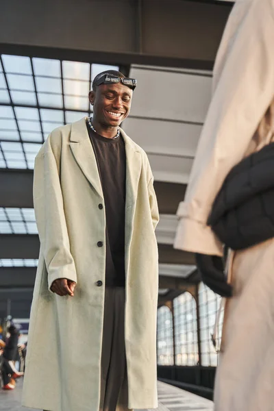 Hombre Alegre Multirracial Sonriendo Mientras Comunica Con Hermano Moda Estación — Foto de Stock