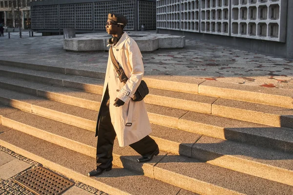 Hombre Multirracial Guapo Con Sombrero Elegante Pie Calle Soleada Entornos — Foto de Stock