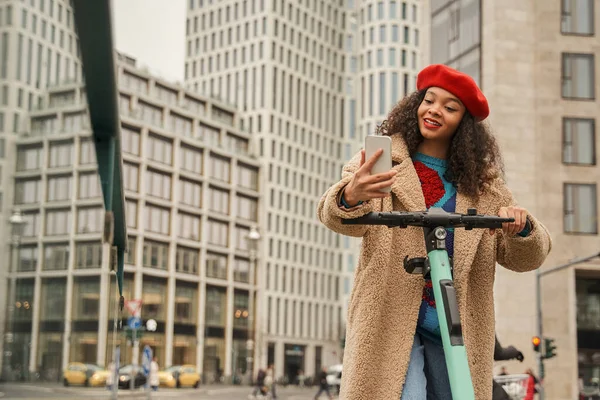 Glada Multiracial Kvinna Gör Selfie Mobilen Medan Förbereder Ridning Ekologisk — Stockfoto