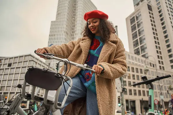 Multiracial Charmig Ung Kvinna Med Cykel Tillbringa Tid Utomhus Hon — Stockfoto