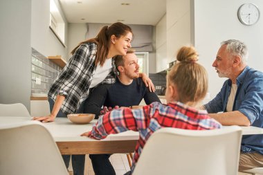 Mutlu aile mutfakta birlikte yemek hazırlıyor. Ev eğlencesi ve hafta sonu konsepti. Stok fotoğrafı