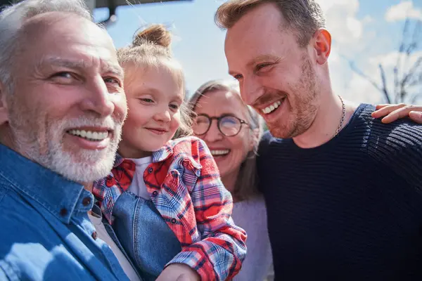 Glückliche Familie Aus Drei Generationen Posiert Gemeinsam Vor Der Kamera — Stockfoto