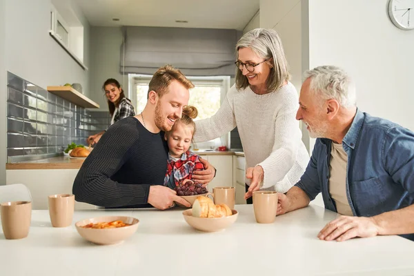 Mehrgenerationenfamilie Bereitet Leichter Küche Gemeinsam Frühstück Glückliche Menschen Lifestyle Konzept — Stockfoto