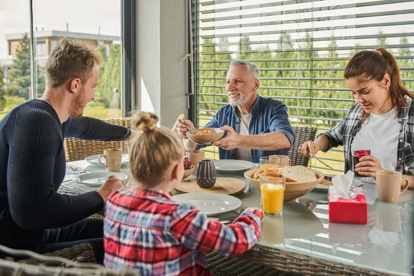 Familie Mit Mutter Vater Kind Und Großvater Frühstückt Morgens Der — Stockfoto