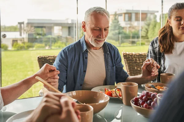 Familie Betet Bevor Sie Hause Esstisch Frühstückt Senior Hält Händchen — Stockfoto