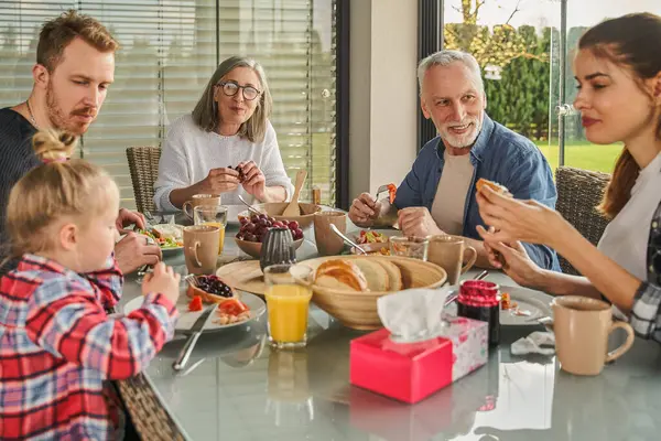 Fröhlich Drei Generationen Positive Familie Beim Gesunden Frühstück Hause Morgen — Stockfoto