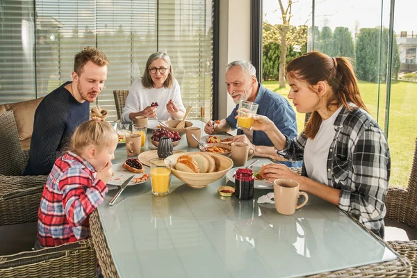 Familie Mit Mutter Vater Kind Und Großeltern Frühstückt Morgens Der — Stockfoto
