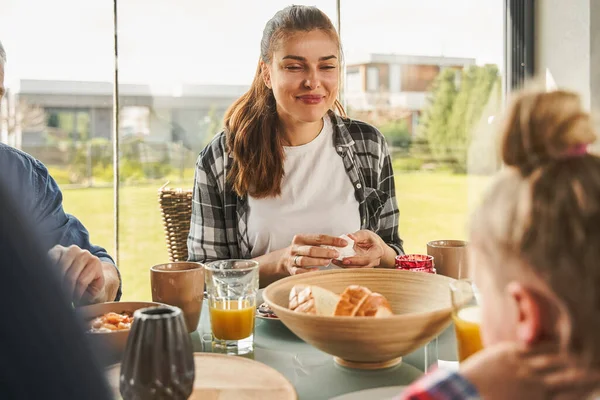 Glückliche Frau Lächelt Und Schaut Ihre Tochter Beim Frühstück Der — Stockfoto