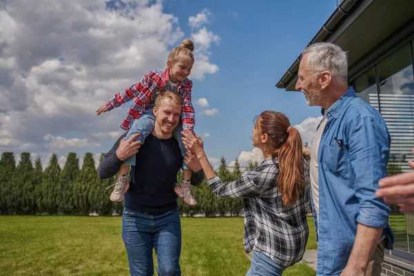 Glückliche Familie Mit Spaß Beim Spaziergang Auf Der Landstraße Der — Stockfoto