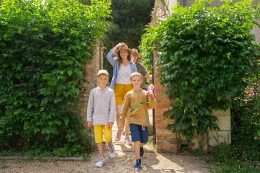 Büyük büyükbabanın, kızının ve iki çocuğunun mutlu aile manzarası yaz boyunca sokakta yürüyüp gülümsüyor.