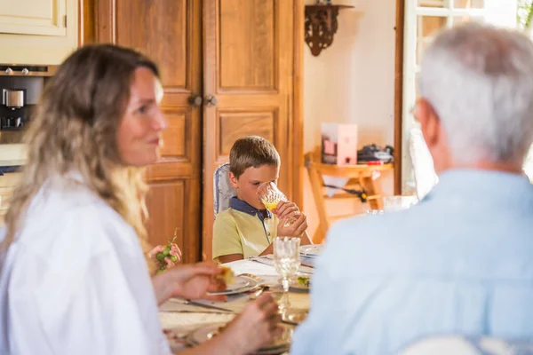 Mulher Seu Pai Filho Comendo Juntos Cozinha Pessoas Rir Falar — Fotografia de Stock