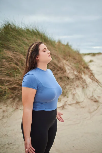 Beyaz Tenli Spor Elbiseli Kadın Bulutlu Deniz Sahilinde Dikilirken Gözlerini — Stok fotoğraf