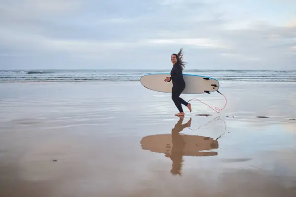 Χαρούμενη Surfer Κυρία Τρέχει Στην Ακτή Της Θάλασσας Και Αισθάνονται — Φωτογραφία Αρχείου