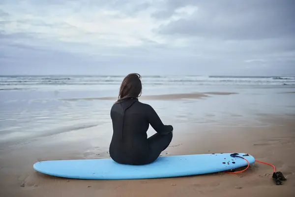 Bakåt Den Fullbildade Surfarkvinnan Som Tittar Havsvågorna Medan Han Sitter — Stockfoto