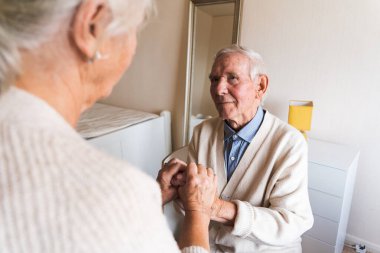Yaşlılar evinde hayat. Memleketteki rutinlerinde mutlu yaşlılar..