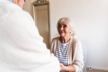 Sonsuza dek birlikte, yaşlı bir çift el ele tutuşuyor. Yüzüncü yüzyılın kavramı.