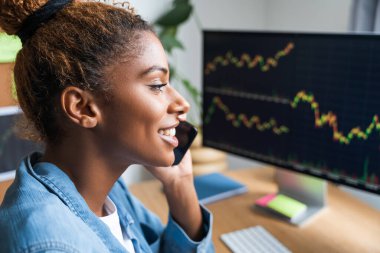 Ses mühendisi kadın hologramlı monitörlere bakarken cep telefonuyla konuşuyor. Meslek kavramı