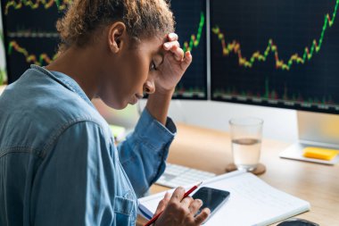 Afrika kökenli Amerikalı ses yapımcısı akıllı telefon tutarken merkez ofiste yeni bir ses kaydı yaratıyor. Halk konsepti