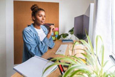 Ses mühendisi bayan işyerinde oturup monitörlere bakıyor. Halk ve meslek kavramı