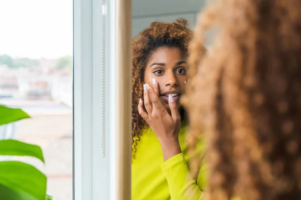 Pemandangan Terpotong Dari African American Wanita Muda Melihat Cermin Dan Stok Foto Bebas Royalti