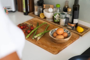 Mutfakta tek başına yemek pişiren kadının görüntüsü. Mutfak konsepti. Stok fotoğrafı